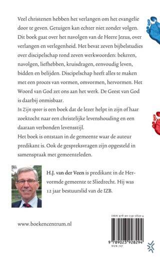 In zijn spoor - achterkant